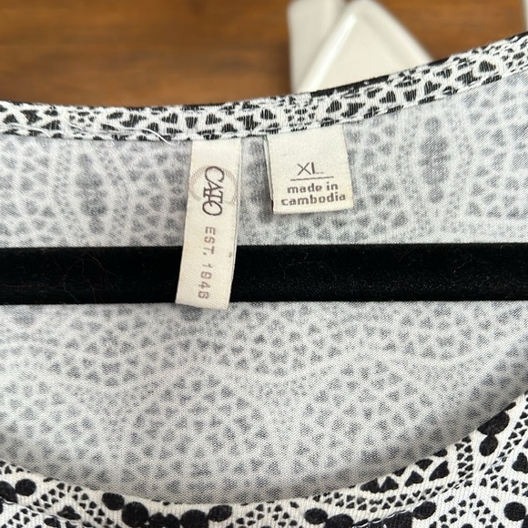 CATO Black/White Octagonal Design Partially Open Long Sleeve, Top, Sz XL, GUC. - Picture 7 of 8